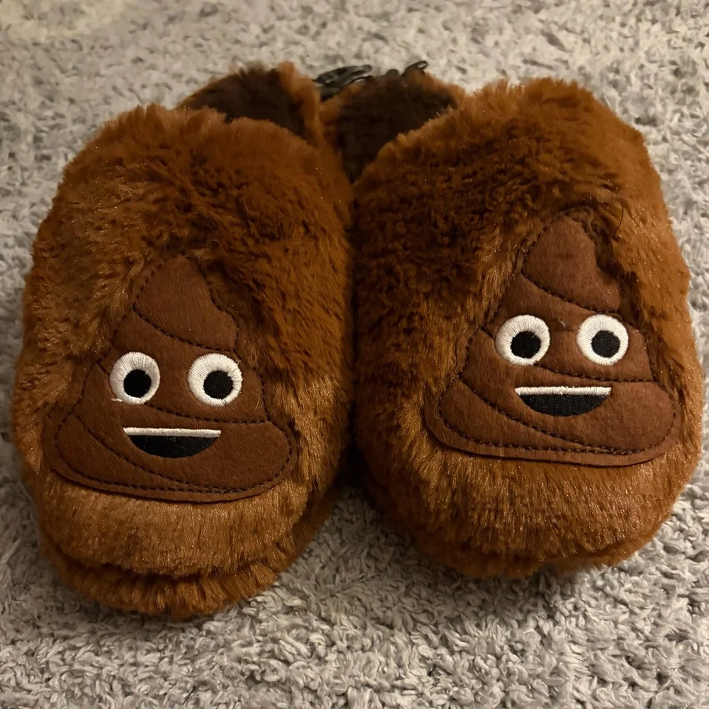 ✨3/$15✨NWT•Girls’ 💩 Emoji Slippers | Size XL (4-5)